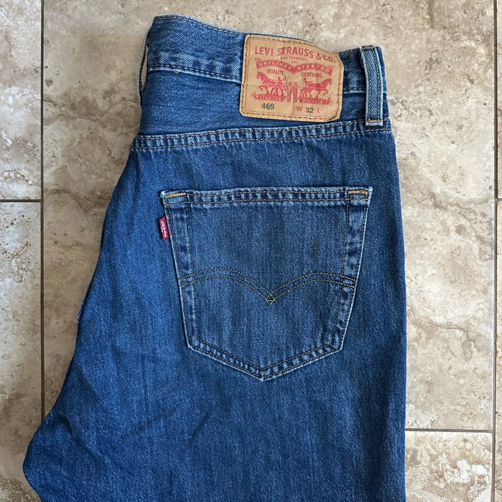 Vintage Levi’s 469 Loose Fit Denim Shorts